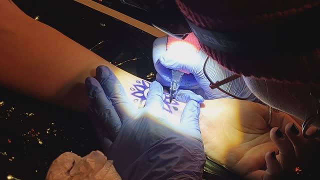 Pour prendre rendez-vous avec la tatoueuse Pheiloe Busido c'est par ici !